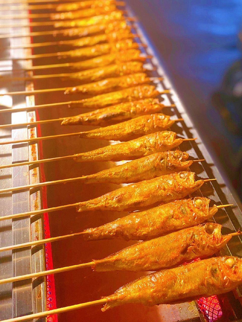 平西夜市这家烤小黄鱼,怎么可以这么好吃75 98这条宝藏小吃街