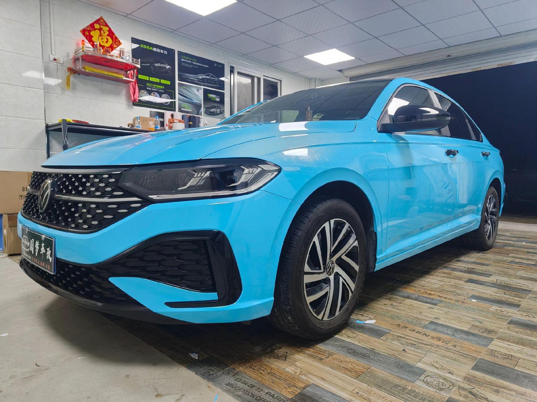 大众朗逸装贴 改色膜   黑顶加门框亮条黑化案例分享.