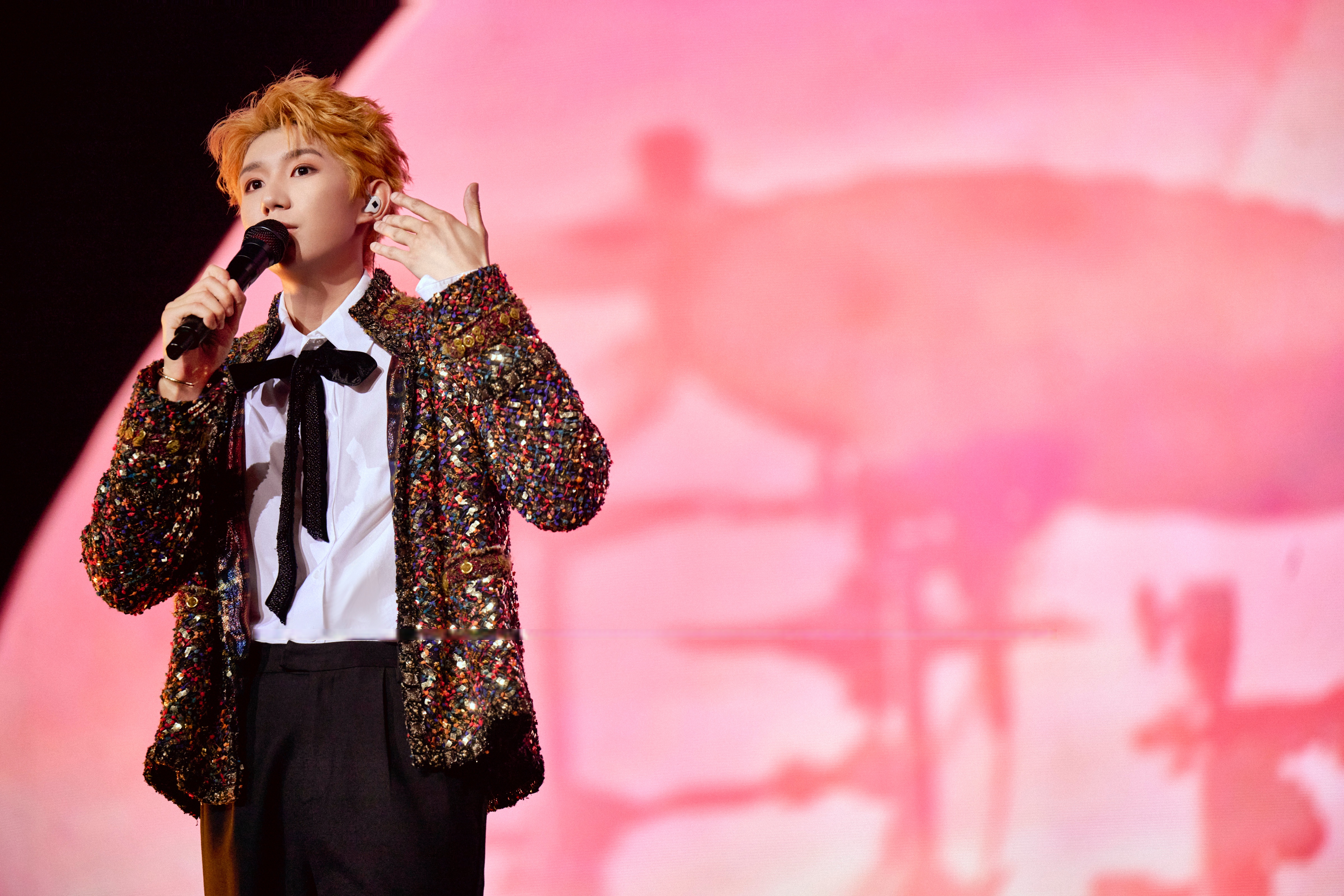 王源客厅狂欢巡演# 以星辰的名义,照亮一种温和的归途