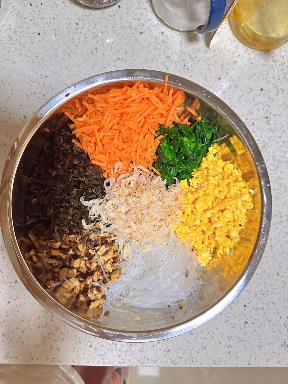 绝绝子菜团子 【详细做法】 1,菠菜焯水切段,胡萝卜切丝焯水,过凉水攥