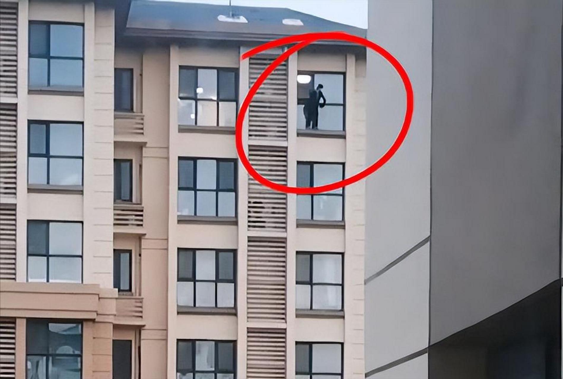 【保洁无防护32楼窗外擦玻璃吓坏邻居,拍摄者:太危险,看的腿都软了】1