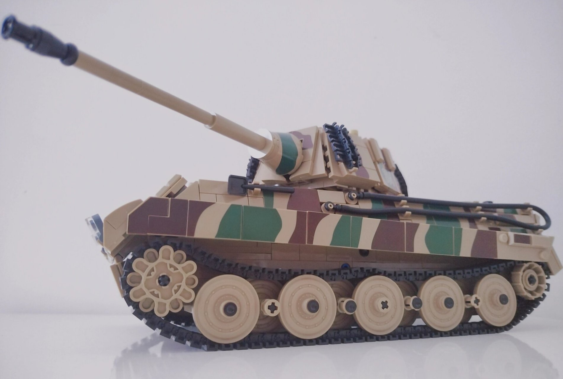 潘洛斯积木虎王重型坦克 作为二战德国"动物园"的巅峰之作,虎王坦克以