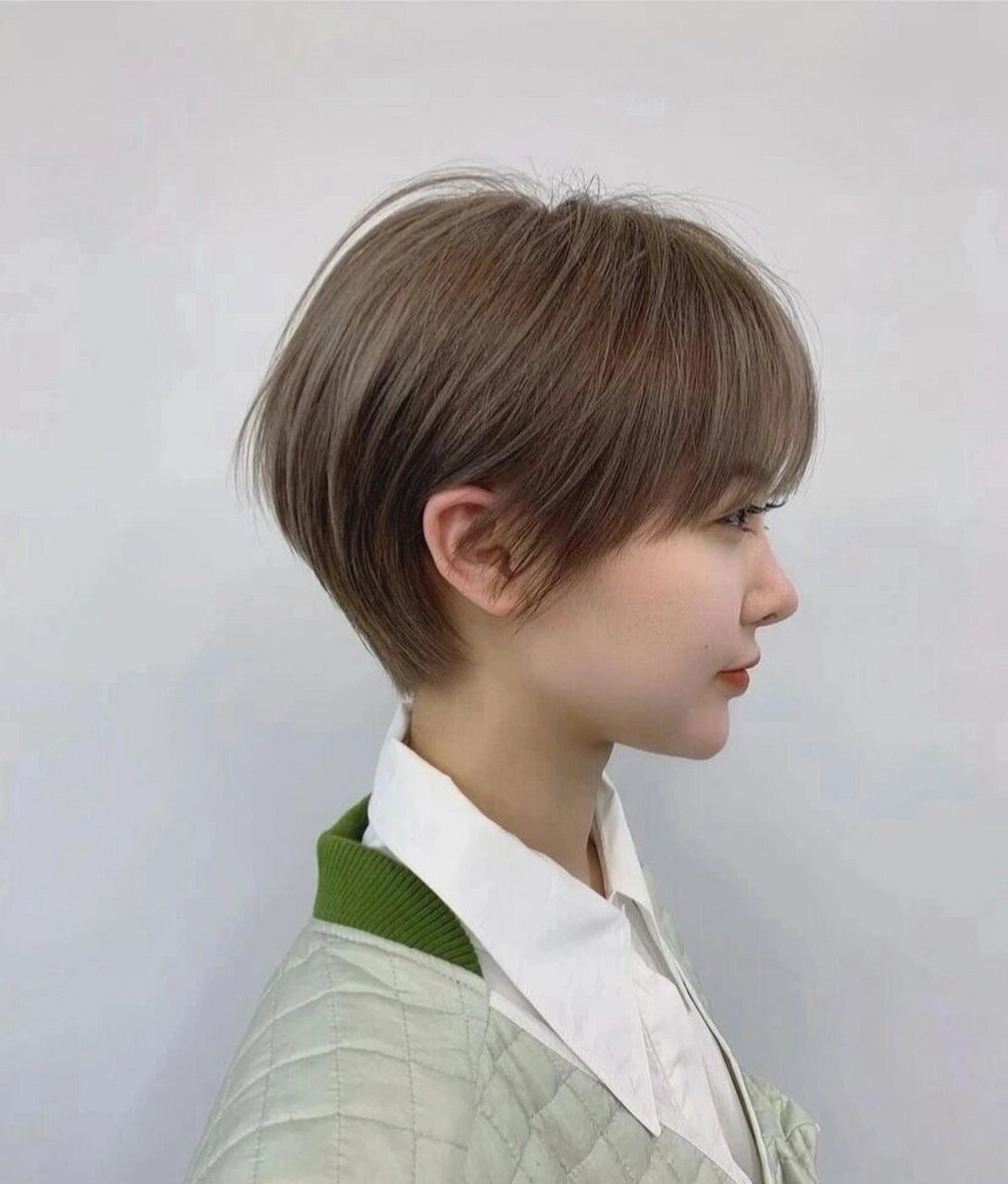 精致的"苹果头"发型 像苹果一样的短发在夏天也很受女生的欢迎,干练