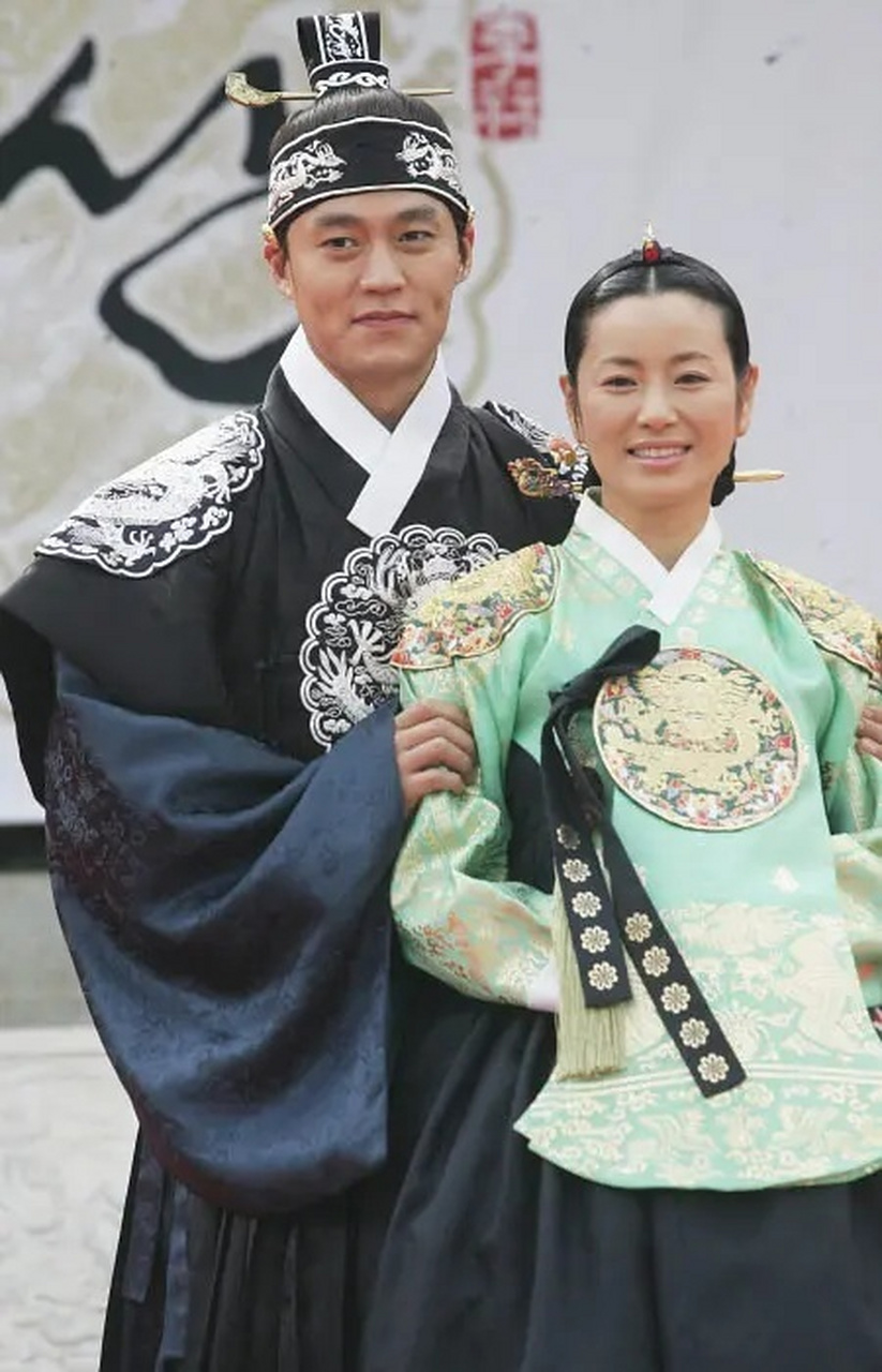 图一为1998年韩国演员洪莉娜(1968年出生)在电视剧《帝王之路》中扮演