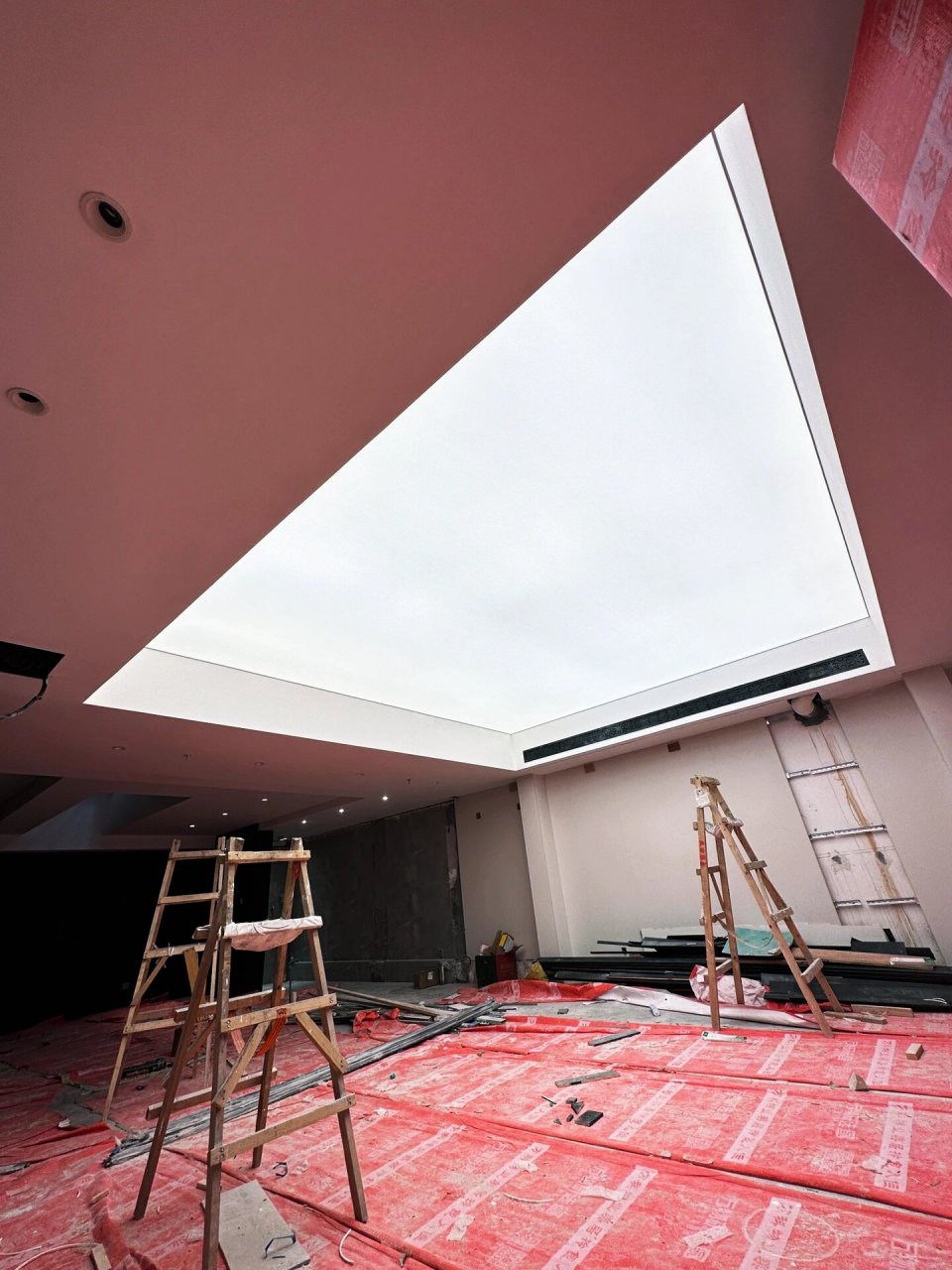 17平米软膜天花 早就想改了开发商给的吊顶 左一个灯带右一个灯带的