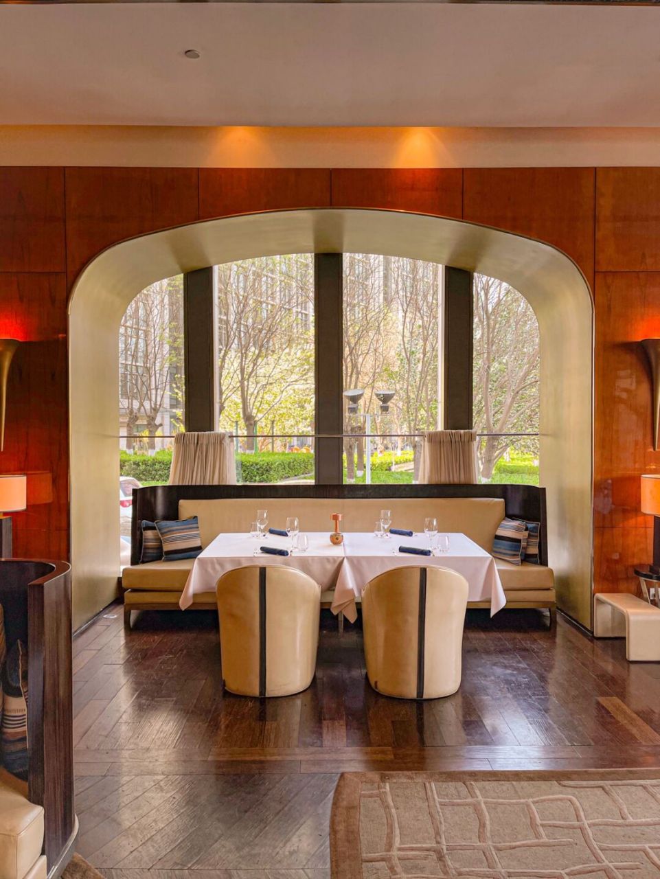 瑞吉蔚蓝海餐厅可以说是我非常喜爱的餐厅了,室内环境精致复古,充满