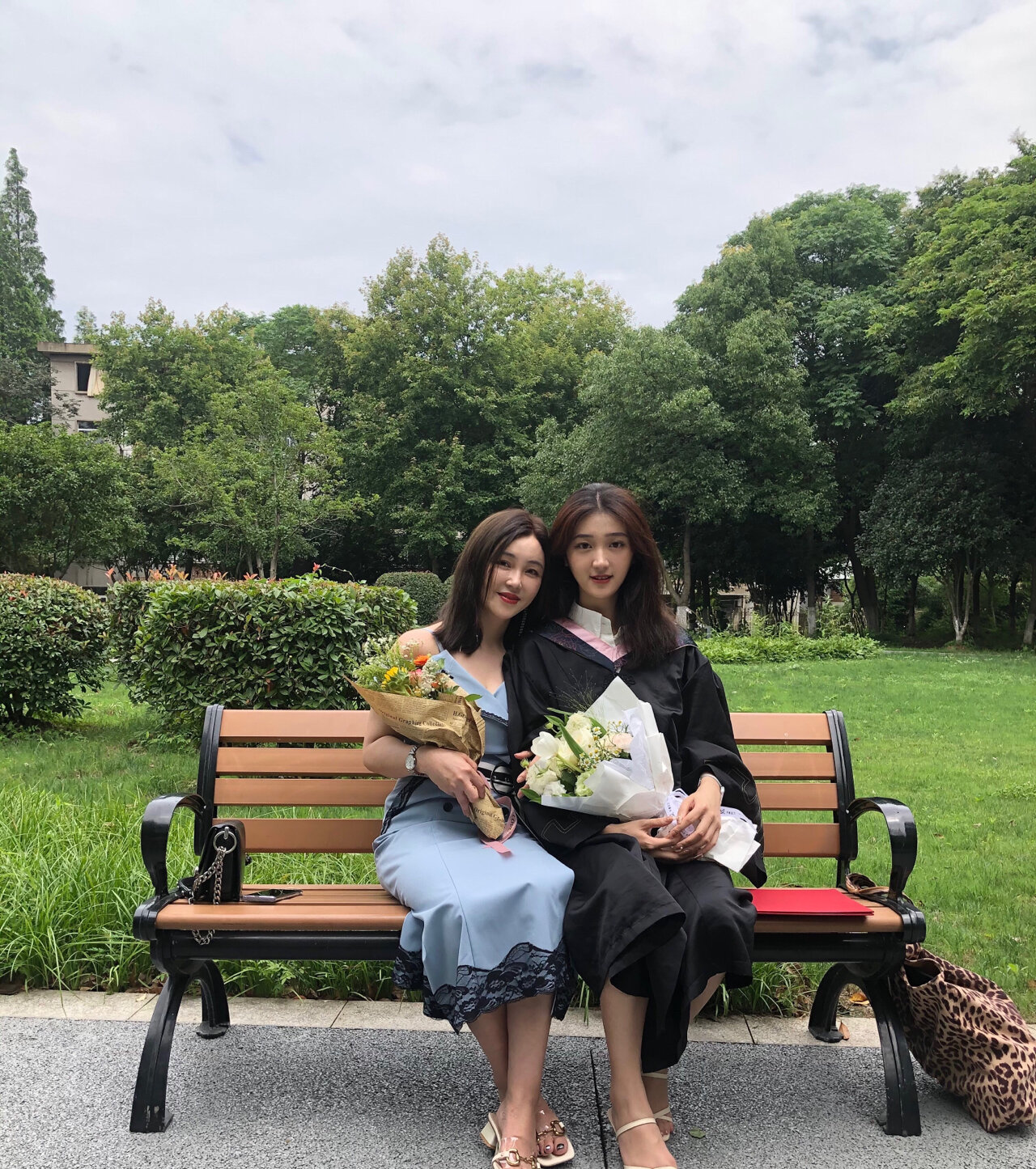 妈妈陪我毕业啦9292|毕业照拍摄穿搭 最后的毕业季也是幸福满满