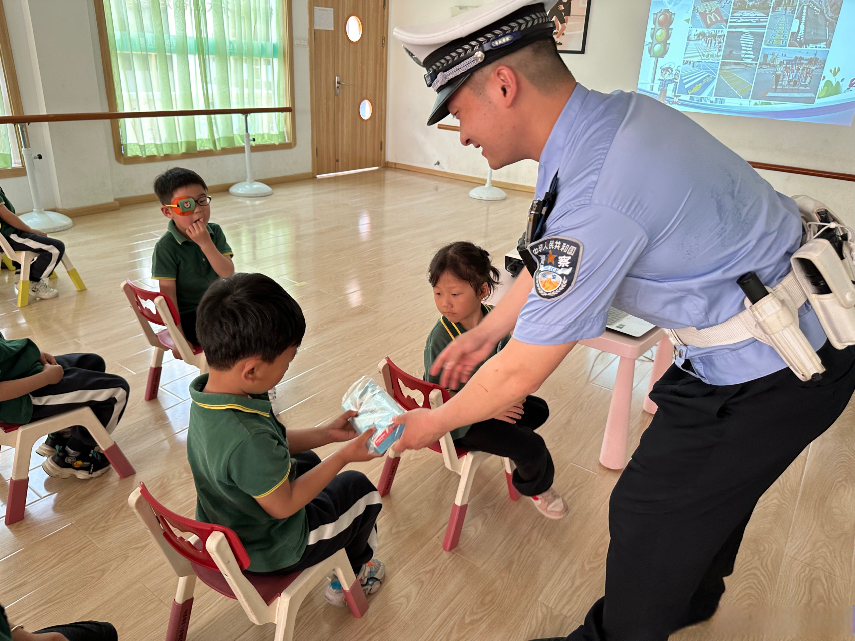 4 月21日上午,岳阳高速警察 岳阳南大队来到岳阳市华夏中天幼儿园开展