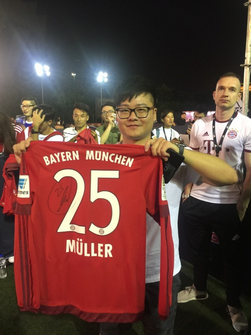 噢,我才拿到这张照片,穆勒亲笔签名,在上周阿迪举办的拜仁大型活动上