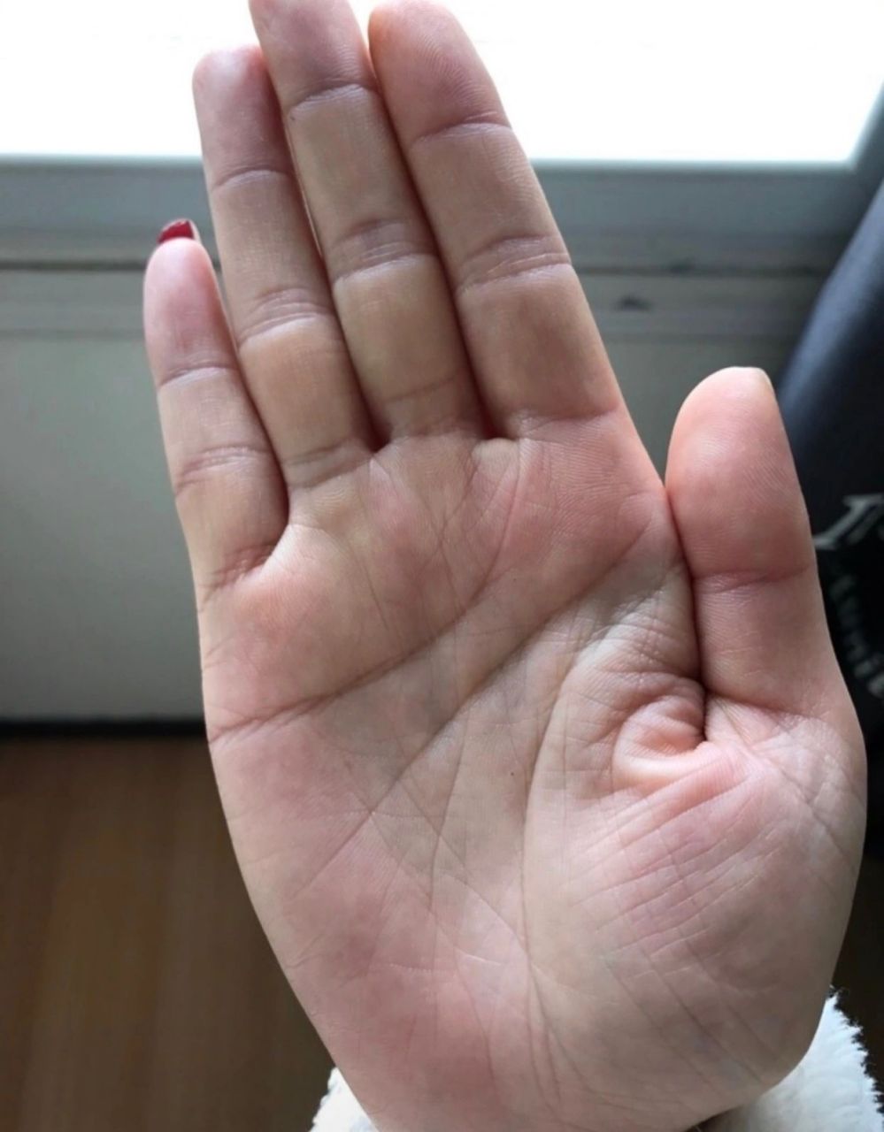 其中感情线上的叉线,还表明有被劈腿,第三者的问题.