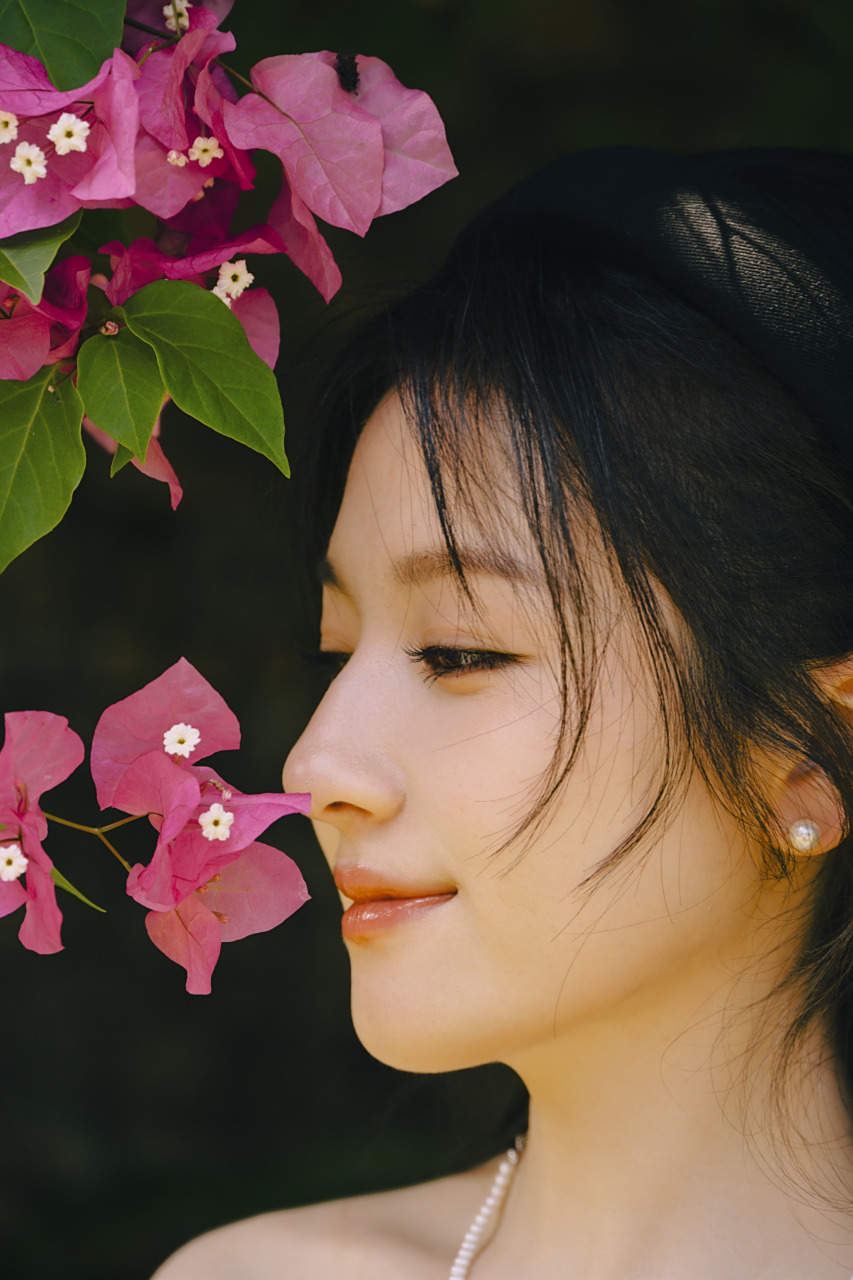 李兰迪超话98#迪哒三两声# 浮华浪漫,馥郁清香, 采撷一缕微光,优雅