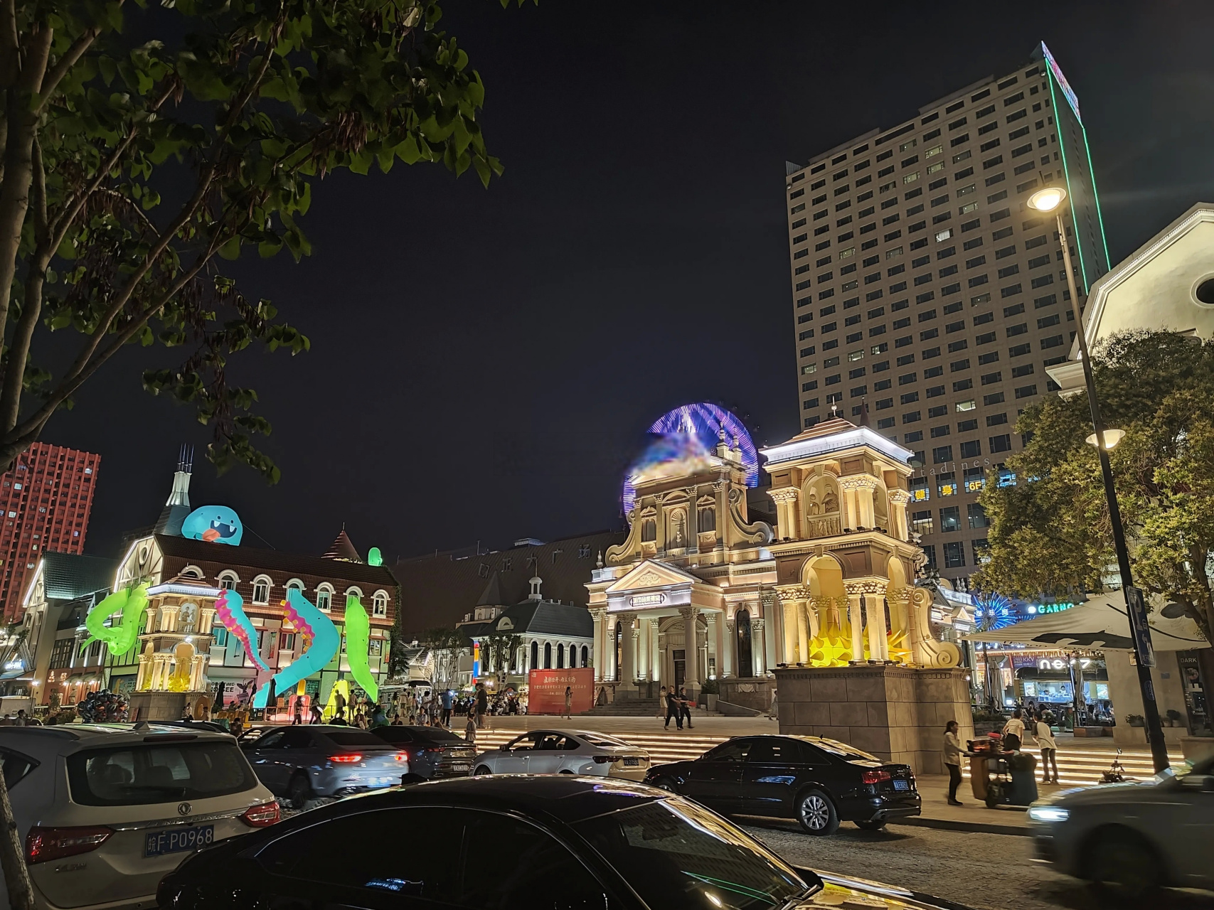 网友投稿:明珠广场夜景实拍,这还能变色是我想不到的