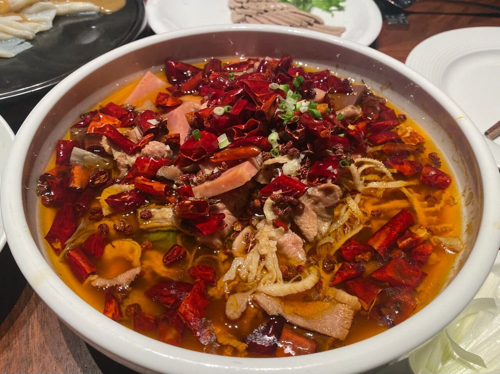 北京吃烤鸭还是得去全聚德和平门总店,正宗 北京各种牌子的烤鸭几乎都