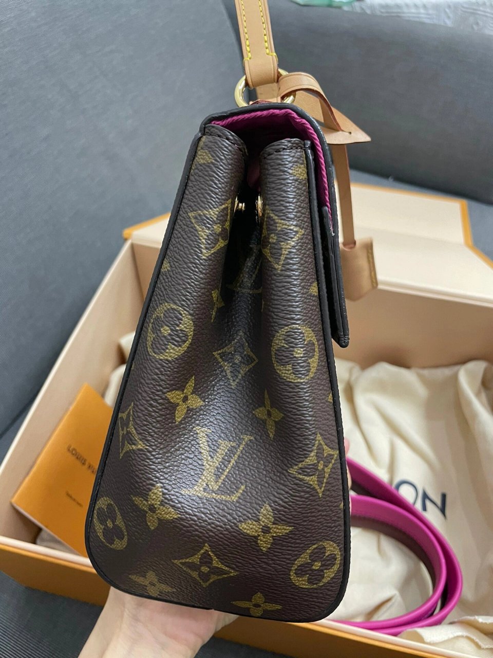 lv/路易威登 clunybb克鲁尼 lv/路易威登 clunybb克鲁尼 配有肩带