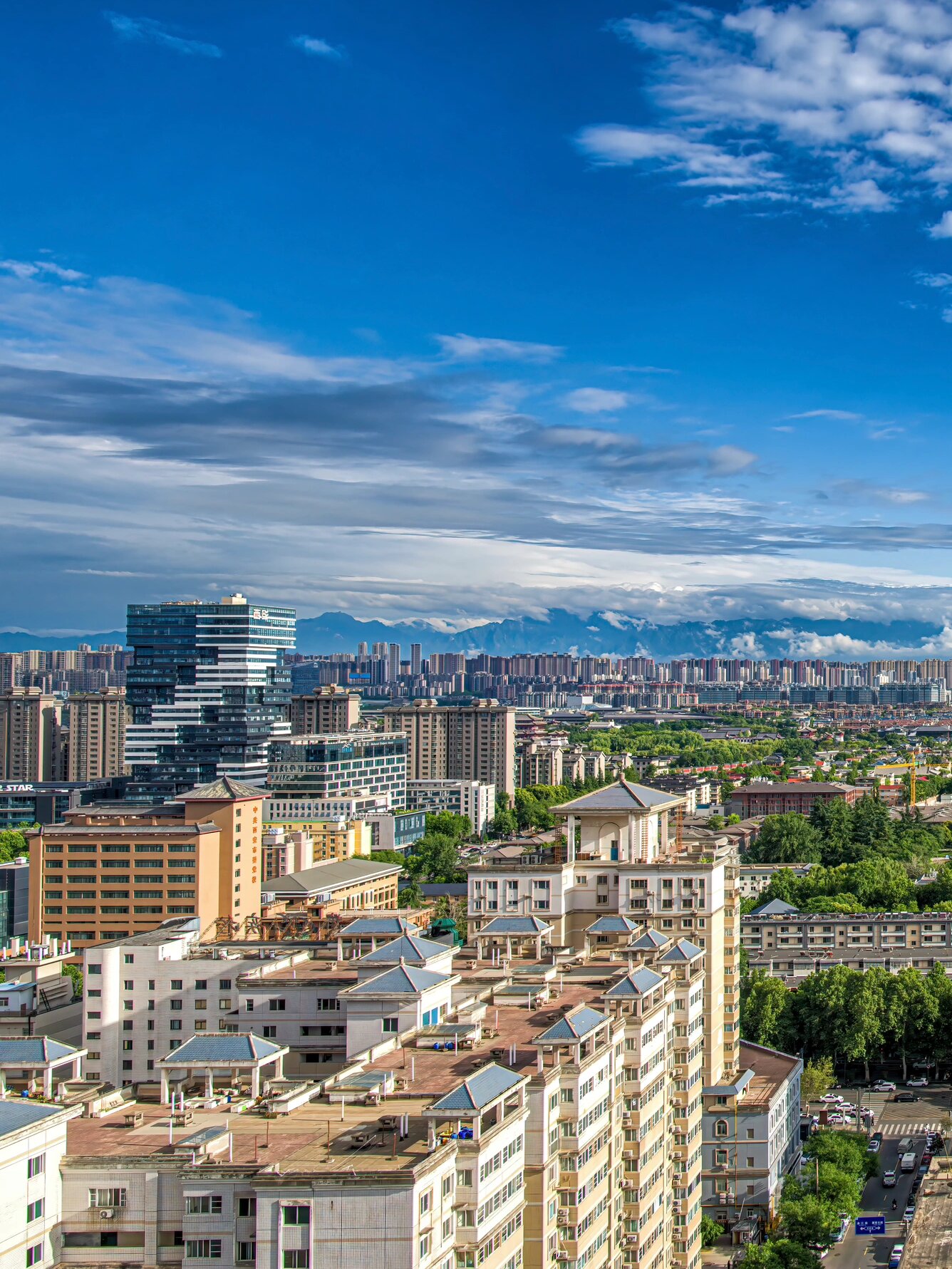 因为厚厚的雾霾笼罩城市之时,我们才会如此的想念那个夏天吧,虽然炎热