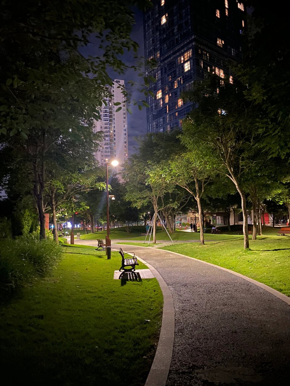 女孩子晚上千万不要一个人在公园!太危险了 1.