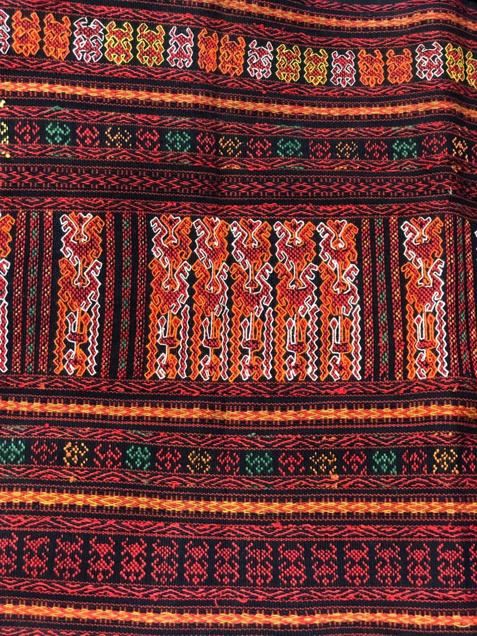 黎族传统服饰|黎族织锦筒裙 筒裙是黎族妇女最喜爱的服装,民族特色浓