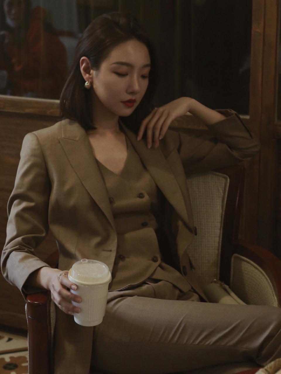 2022年最流行女士中发发型推荐 女士齐肩发 给大家推荐这款清爽锁骨发