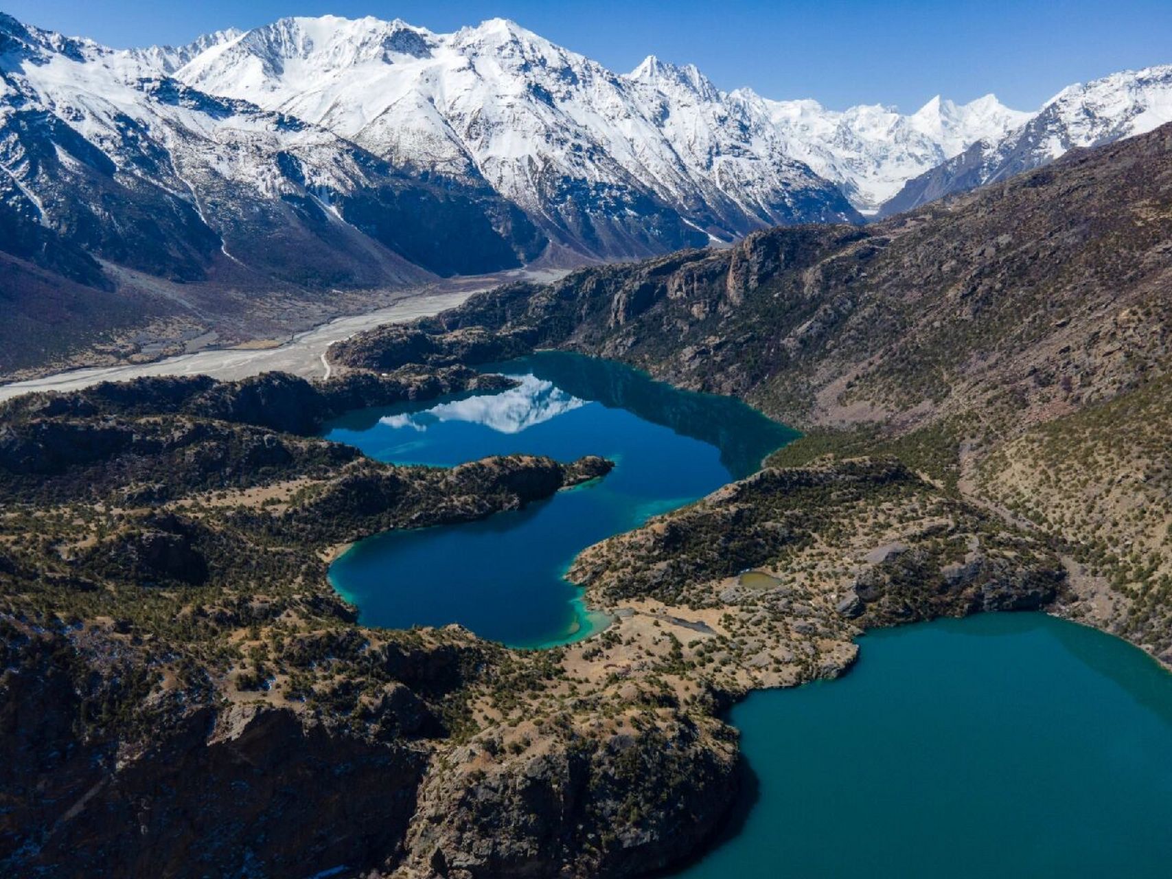 世上罕见的"三色湖" "三色湖"位于西藏昌都市边坝县边坝镇普玉村境内