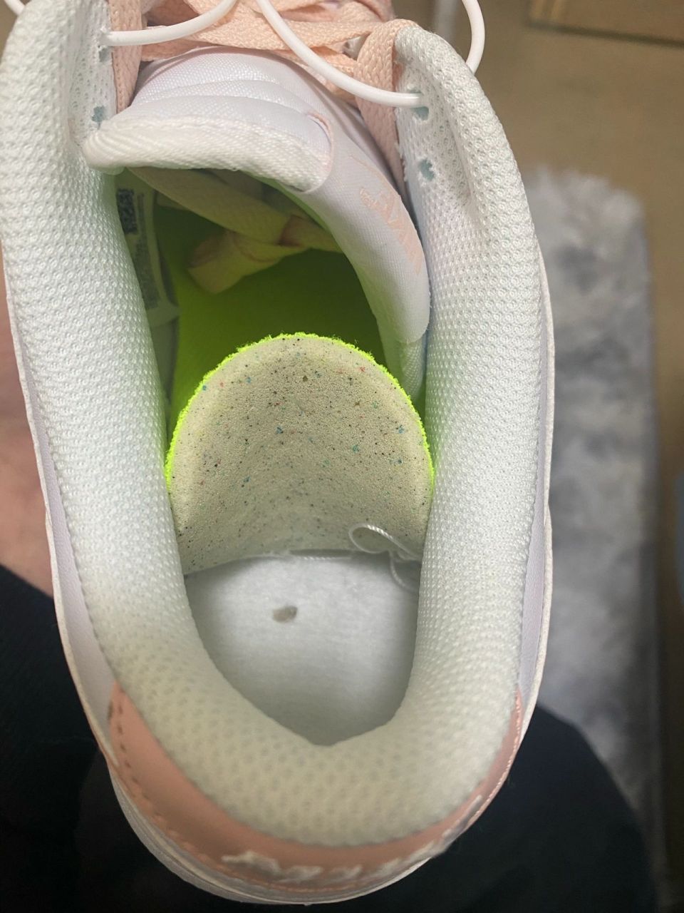 刚到的dunk 鞋垫是沾上去的 刚到的dunk 鞋垫是沾上去的 用力取鞋垫