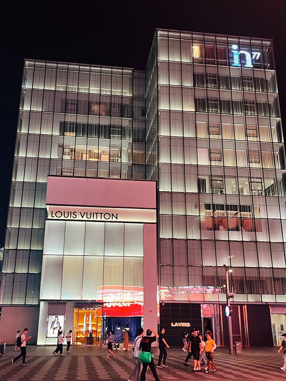 杭州湖滨银泰in77 真的是一个来了心情会变好的商圈 临街就是西湖吹着