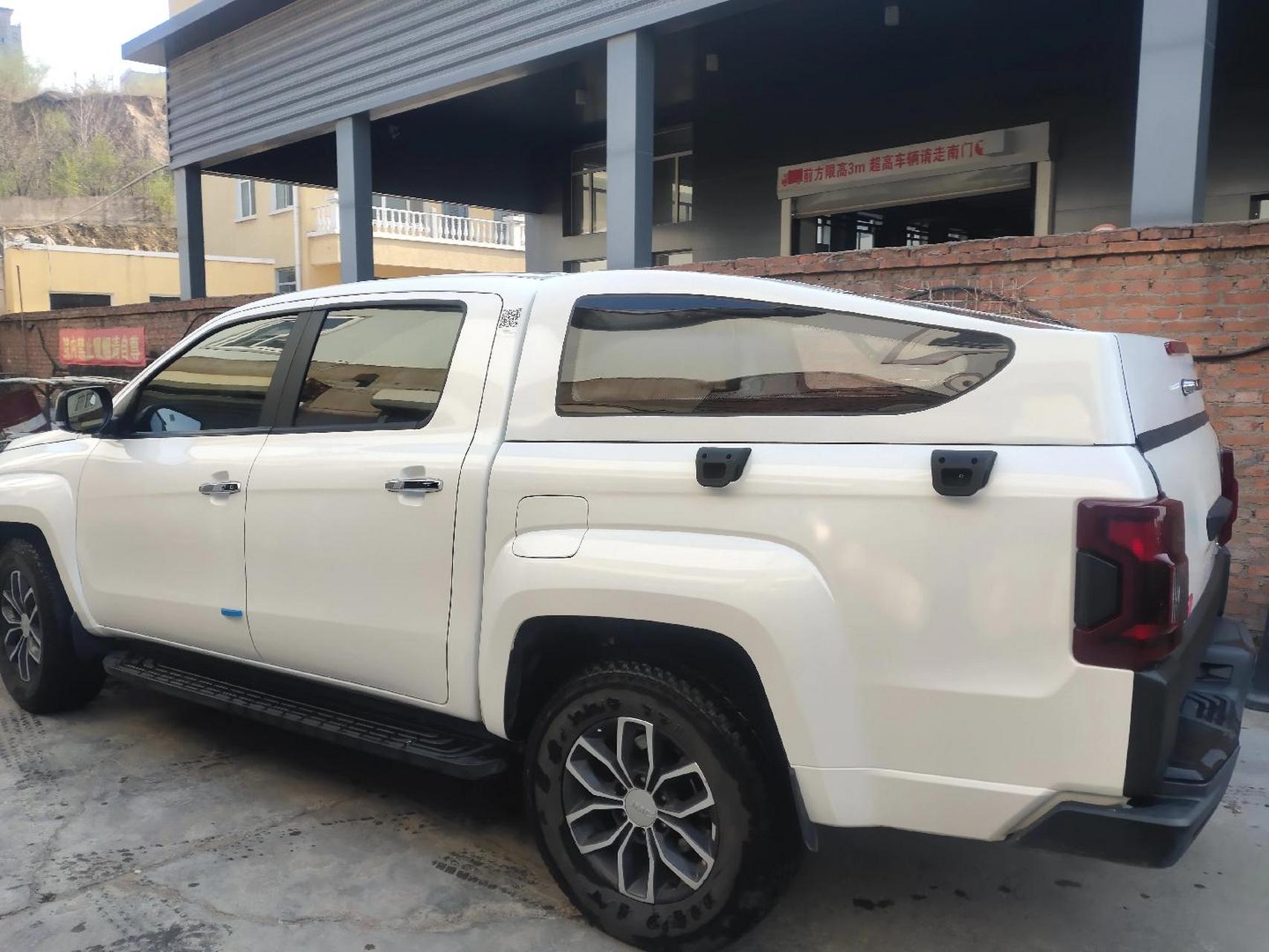 江铃域虎7后尾箱斜盖装车效果!兄弟商务皮卡加装