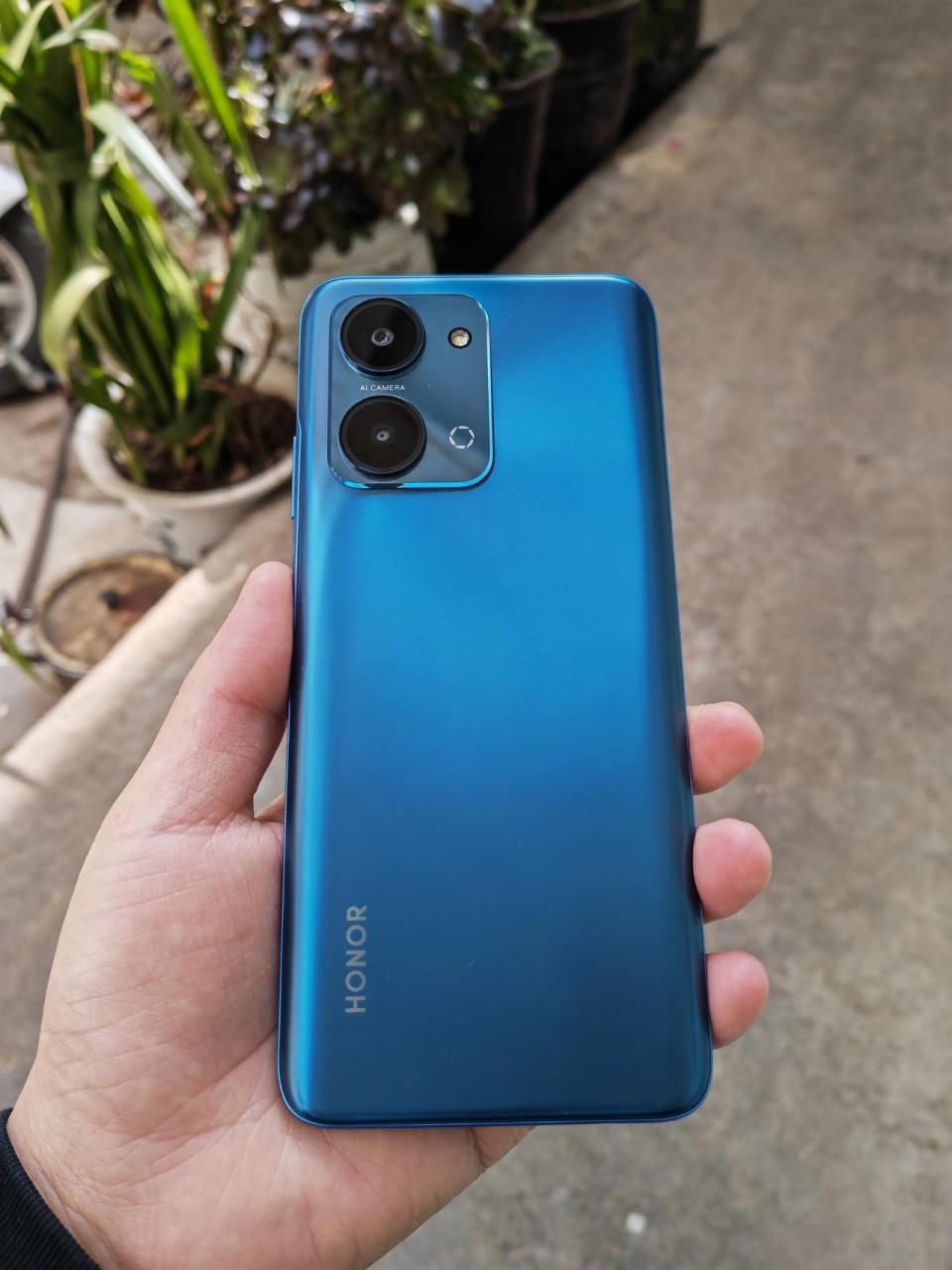 x50i外观颜值是在线,手机也偏轻薄,而且影像上也给力,毕竟一亿像素主