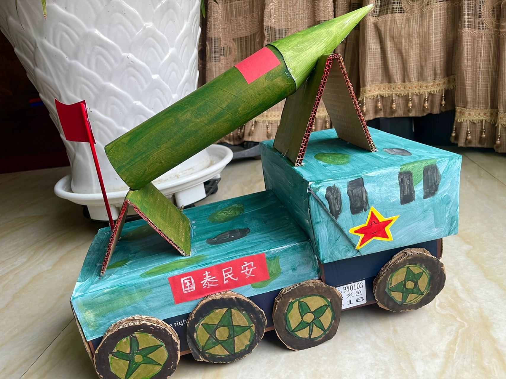 手工作品:导弹车 学校的手工作业,关乎军事题材,做的东风-41导弹车.