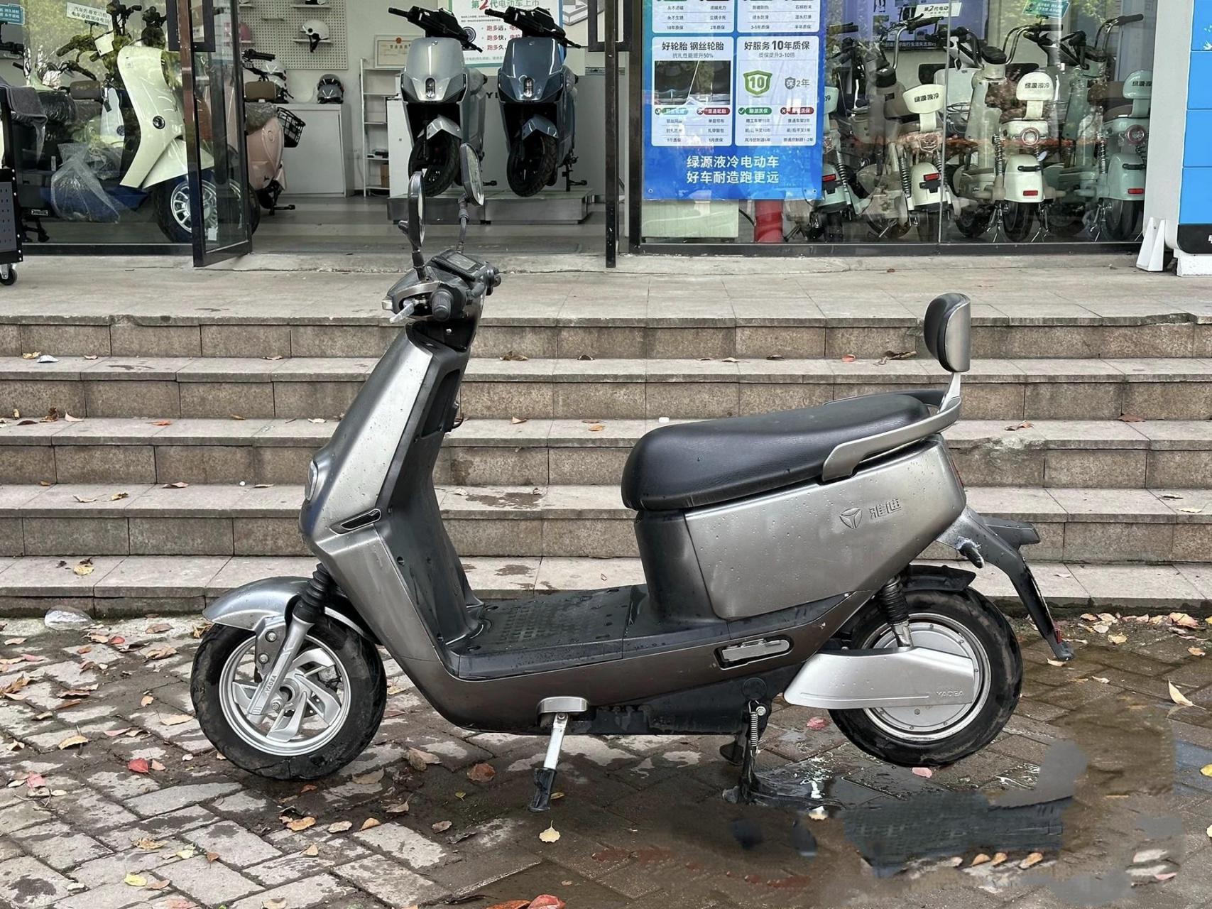 二手72v雅迪e6电动车电瓶车 成色不错,碟刹 真空胎 led大灯,新车4000