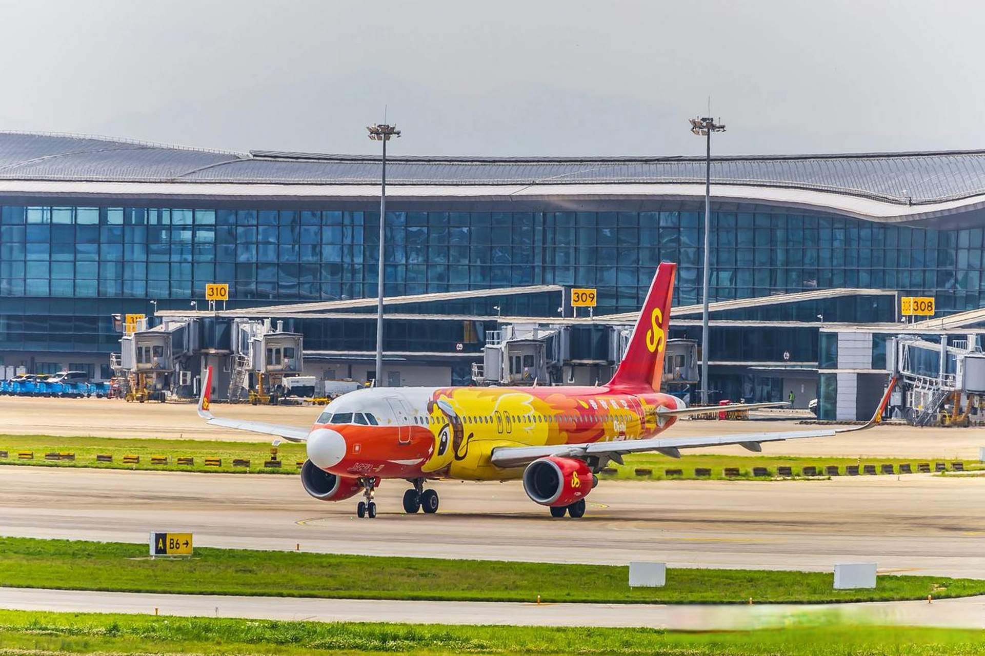 头条创作挑战赛 宁波栎社国际机场  春秋航空上好佳彩绘客机a320,编号