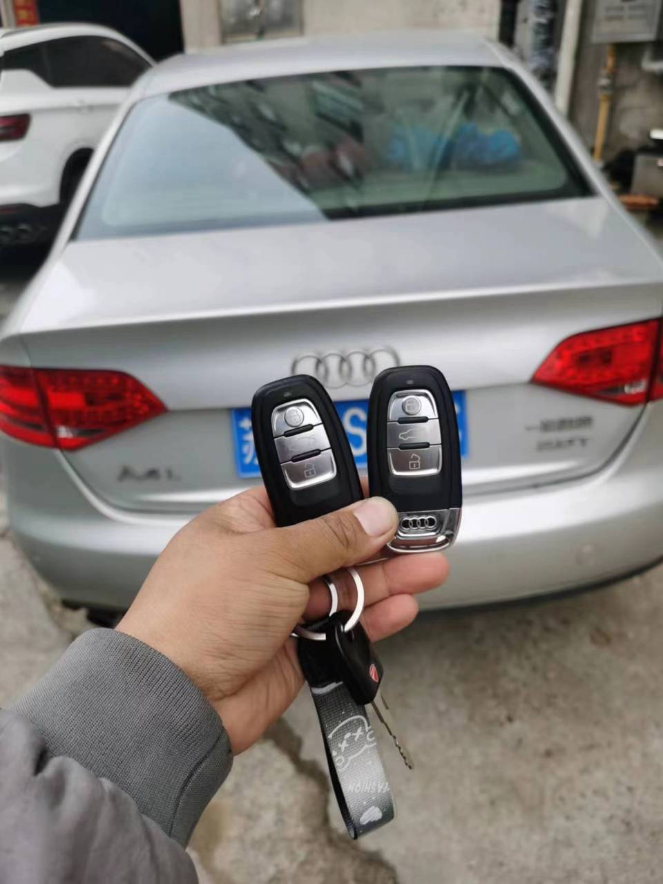 奥迪a4l钥匙丢失一把,现场补配一把