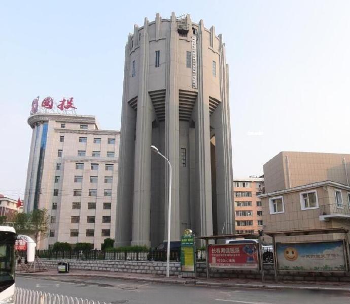据《长春近代建筑》记载:该水塔原名叫"新京敷岛通