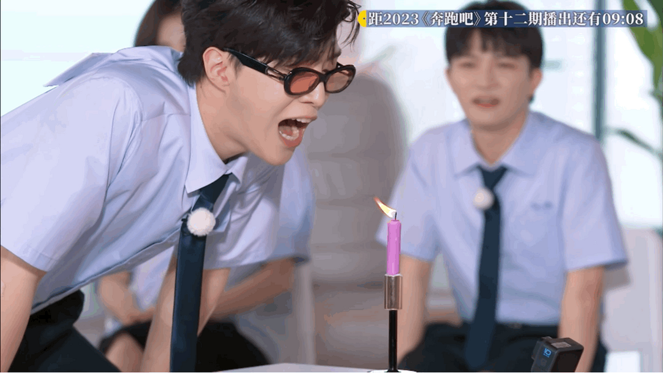 在用泰语念数字吹蜡烛的游戏环节中,@范丞丞 抽到的卡牌是数字5,在吹