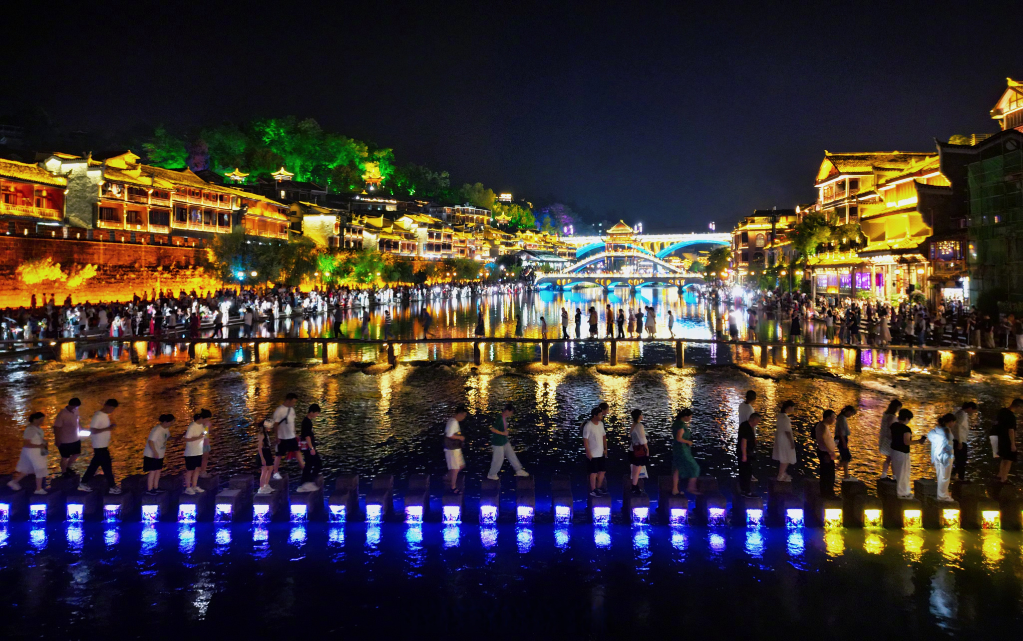 【图集|灯火阑珊夜凤凰】8月17日,夜晚的凤凰古城霓虹璀璨,美轮美奂