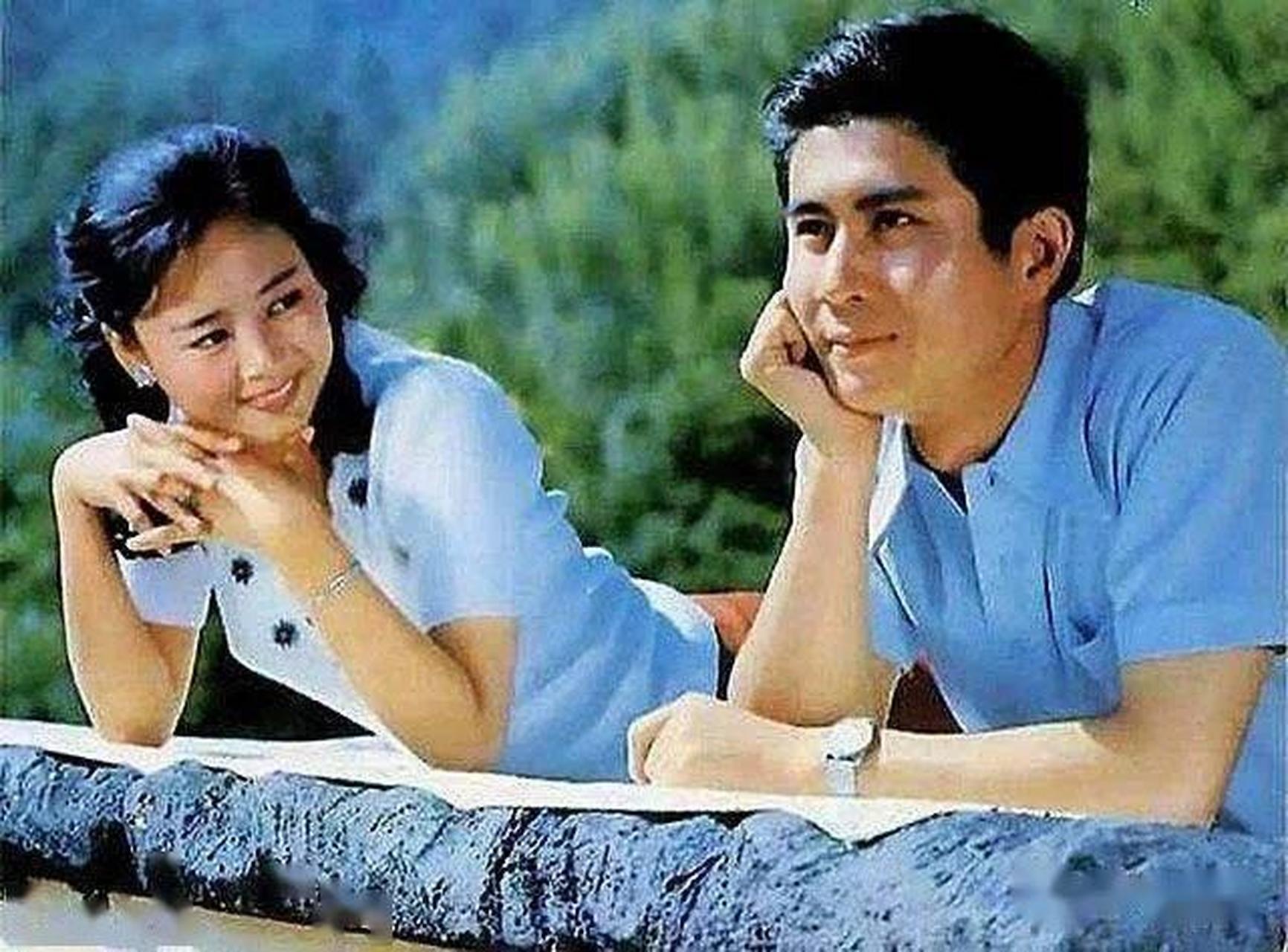 1979年,中国首部吻戏电影《庐山恋》开拍,张瑜一时紧张没找到郭凯敏嘴