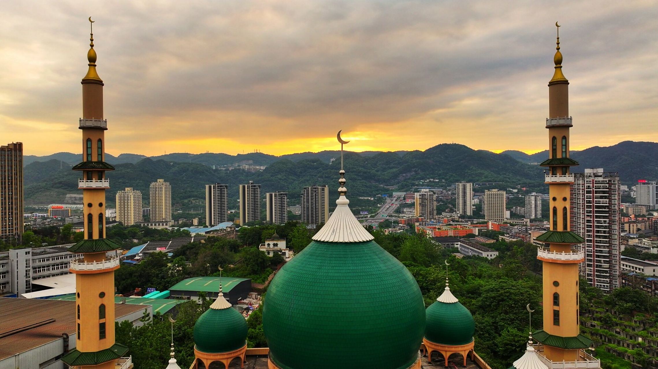 重庆·二郎·清真寺 重庆清真寺,原位于重庆十八梯,依山而立,始建于明
