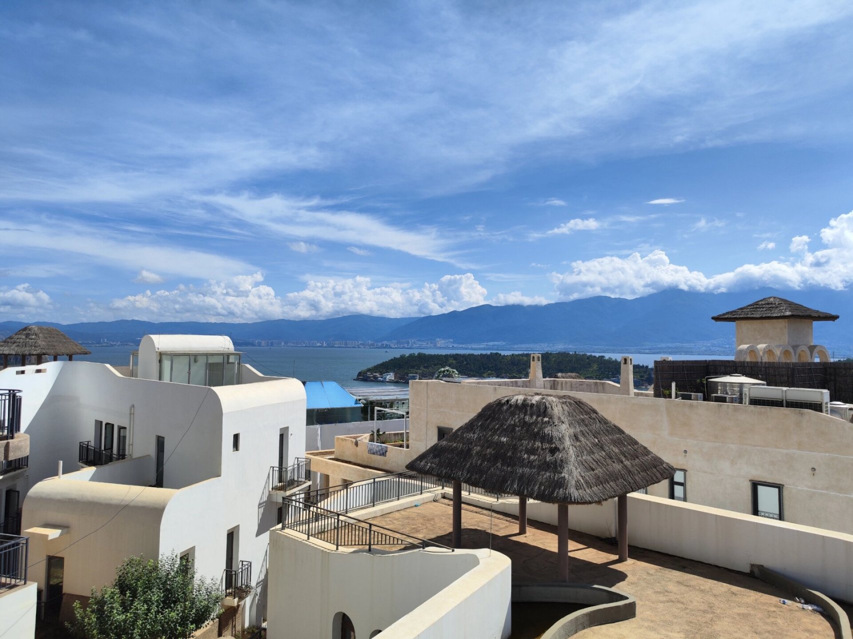 邦虽然经常被吐槽是人造打卡点,但也是洱海里少有的高处观海的好去处