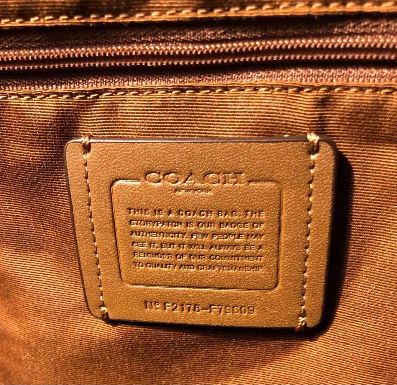 学会鉴别coach包包(第三招:故事牌) 99故事牌正品刻字清晰,深刻