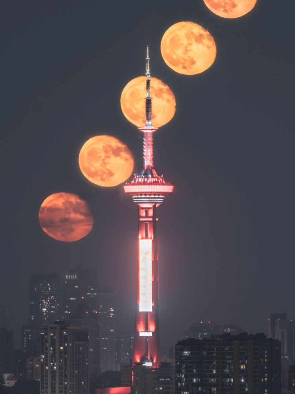 南京江苏广播电视塔悬月99 又一次完美的悬月拍摄!