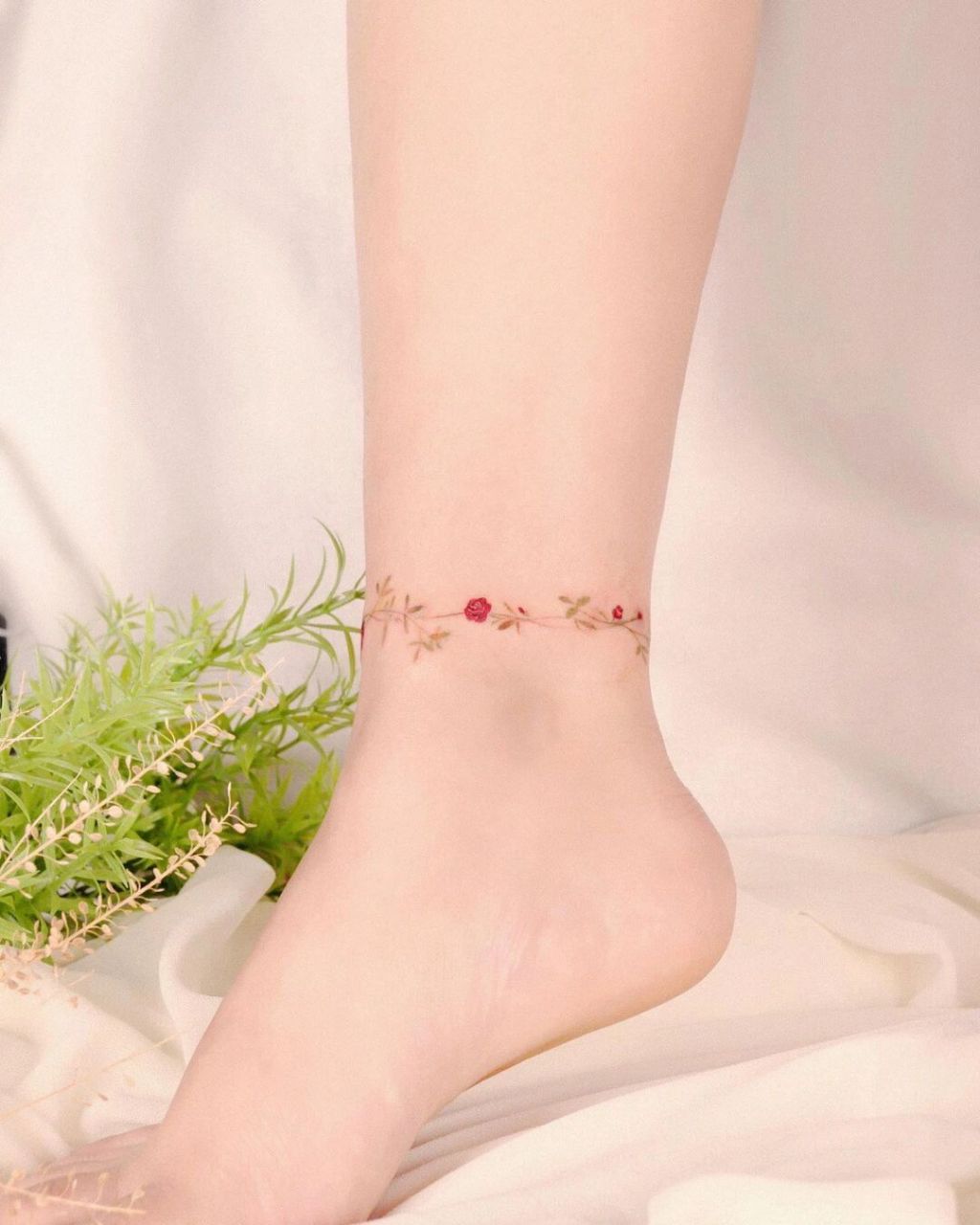 玫瑰花的链链纹身 超精致超小的玫瑰花环纹身