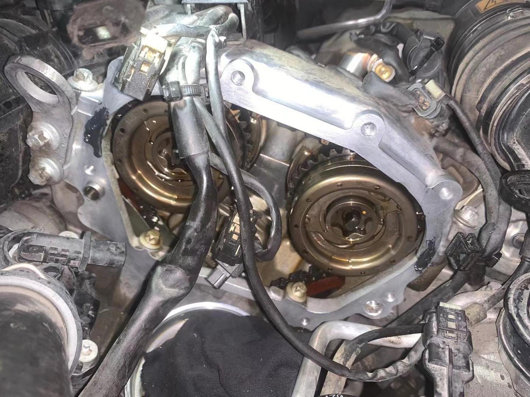 奔驰m276发动机前端漏油的通病.奔驰有搭载 m276,3.0tv6 发动机.