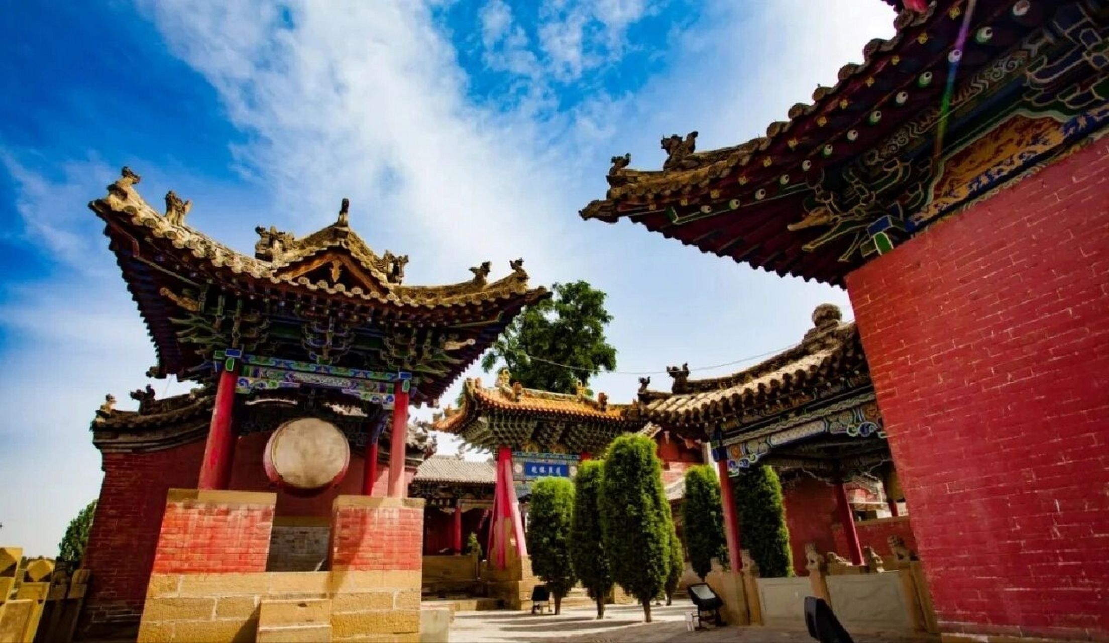 米脂窑洞古城 米脂窑洞古城,一座逾越了千年的历史文化名城,整个古城