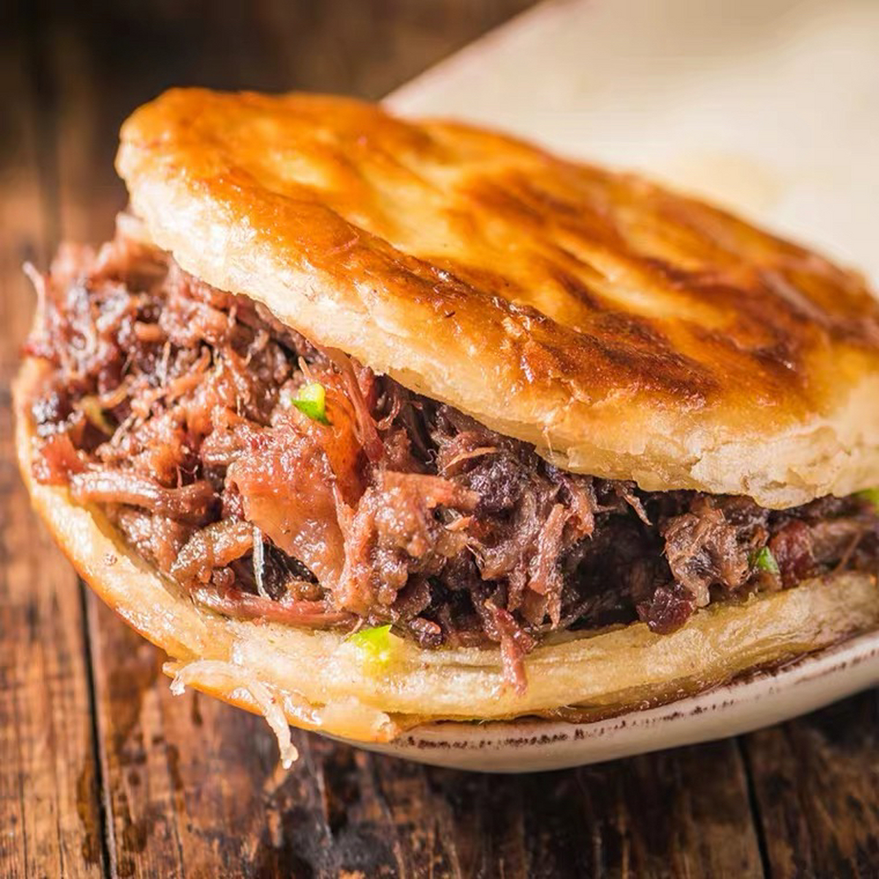 保定驴肉火烧 今天,我要介绍的是保定正宗驴肉火烧,驴肉火烧是河北