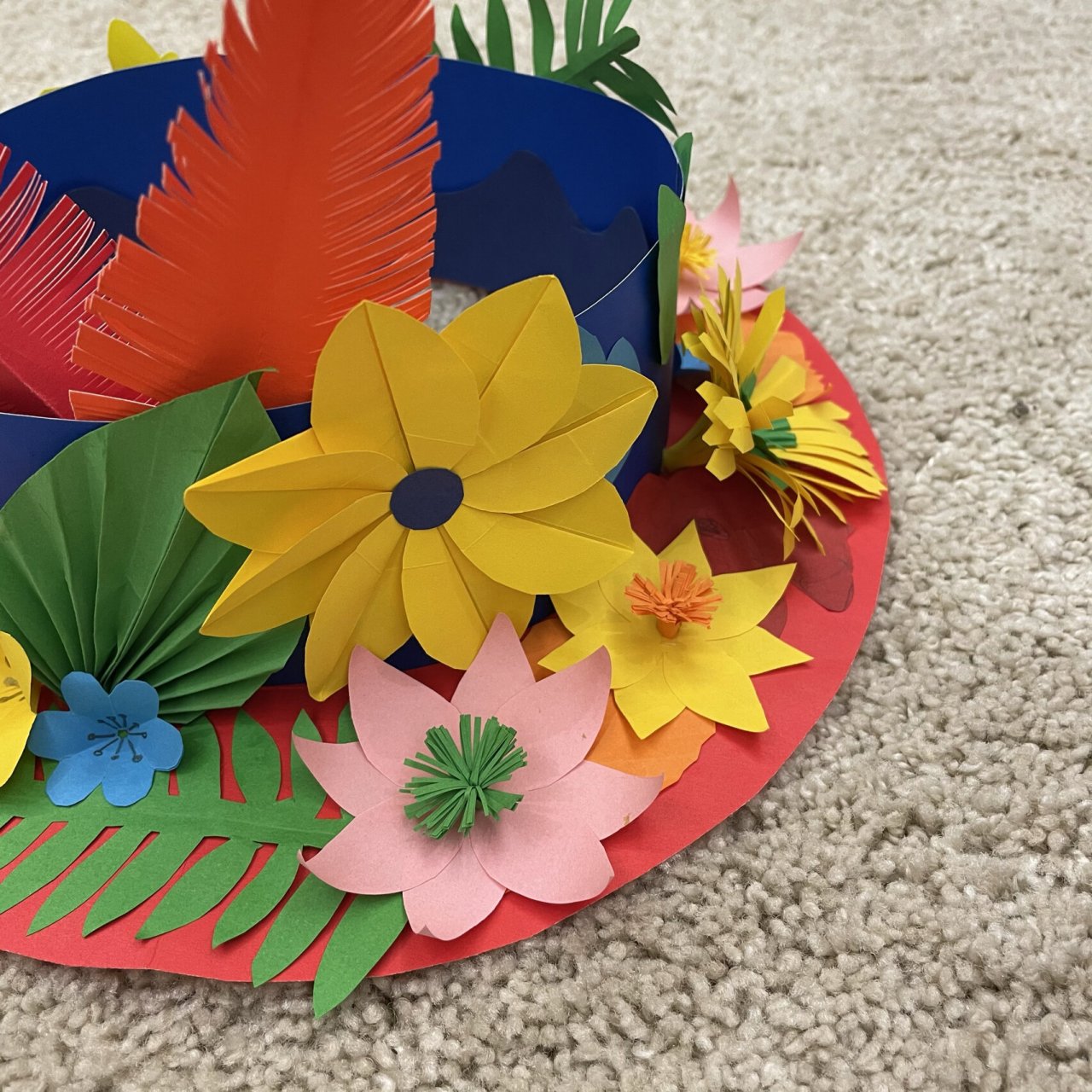 幼儿园手工—花帽子 厚卡纸做了帽圈,帽檐,羽毛 薄卡纸做各种花花