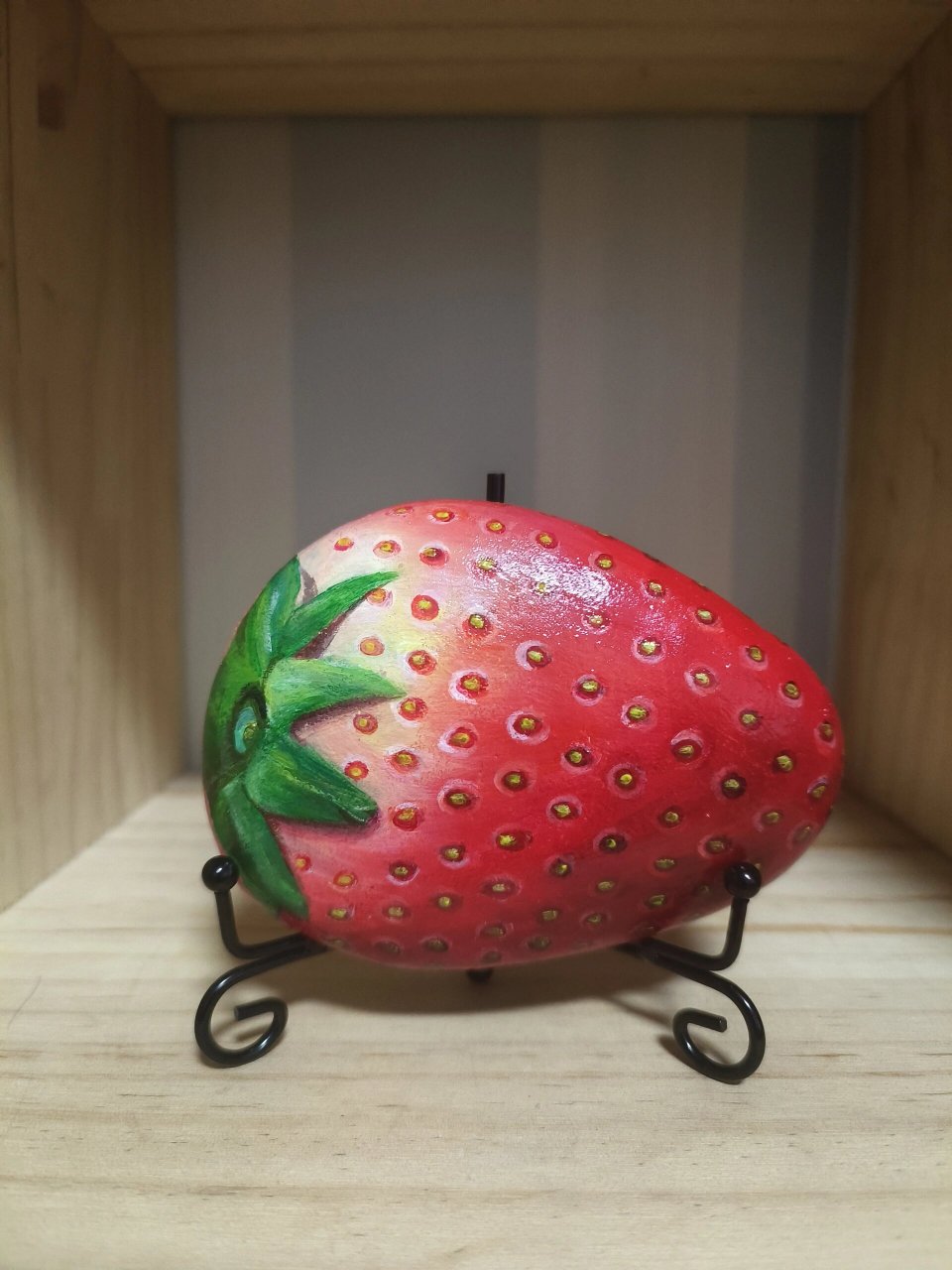 石头画草莓 普通的一块石头,舍不得丢,那就给它画个妆吧!