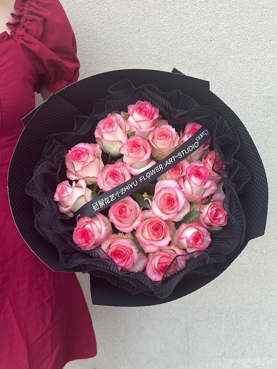 重庆花店|艾莎玫瑰花束的花语 爱莎玫瑰的花语有三种,分别是"我心中