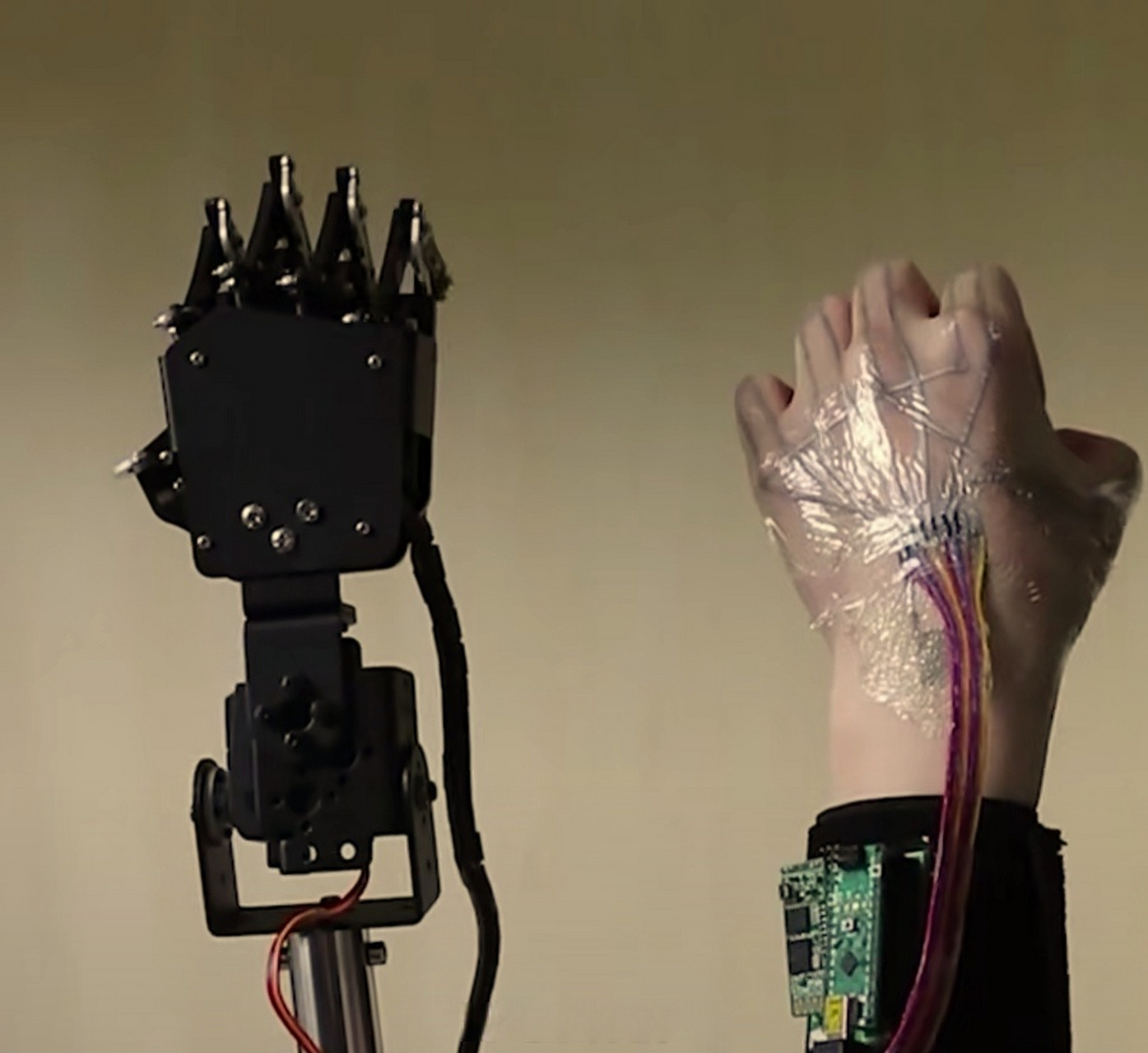 我国高校发明的电子皮肤,可用来同步控制机械手,发展潜力巨大