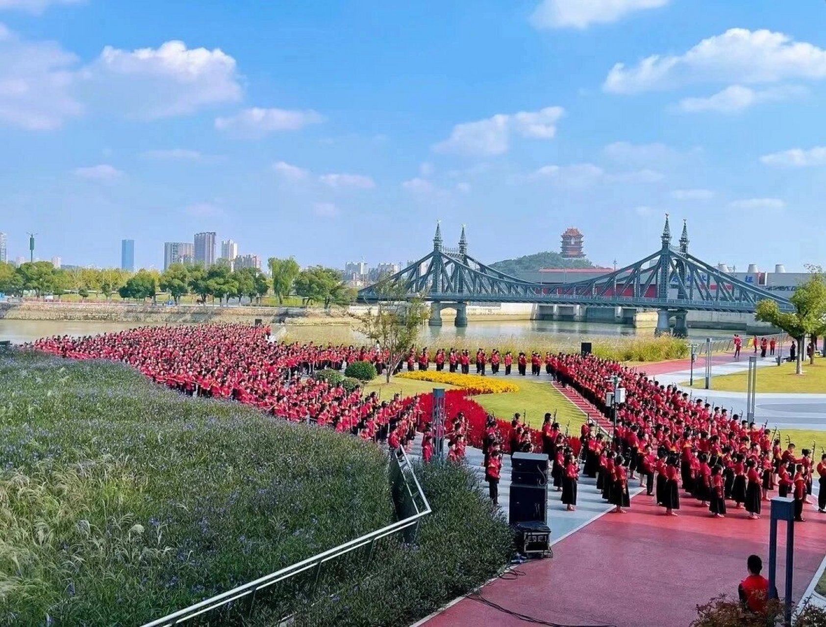 江阴黄田港公园,两桥并峙的雄伟画面 央视《宝贝亮相吧》节目组今天在