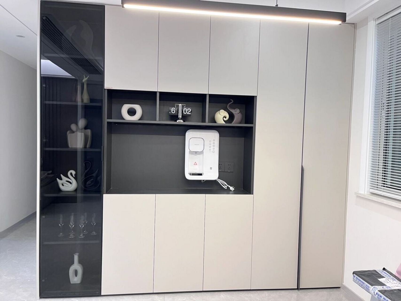 欧派子午灰 酒柜 未翻车 酒柜还是比较满意的,欧派的子午灰 柜体是