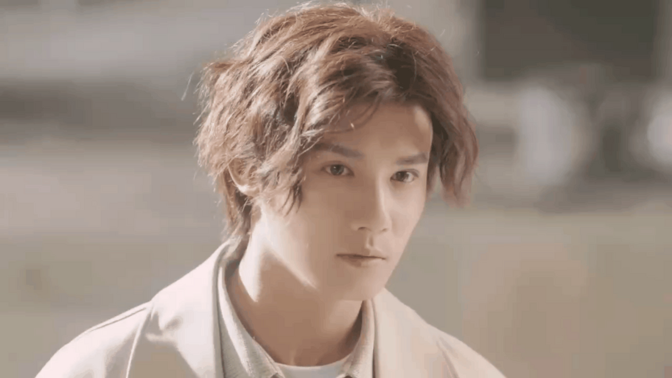 郑业成 在新剧中饰演"天才催 眠 师"陆风平,配上这的卷发造型,又被帅